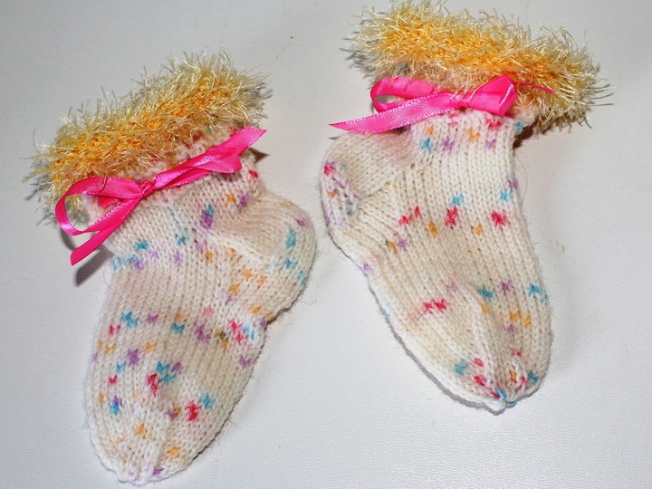 Strickanleitung Baby-Söckchen, Sohlenlänge ca. 10 cm aus Wollresten