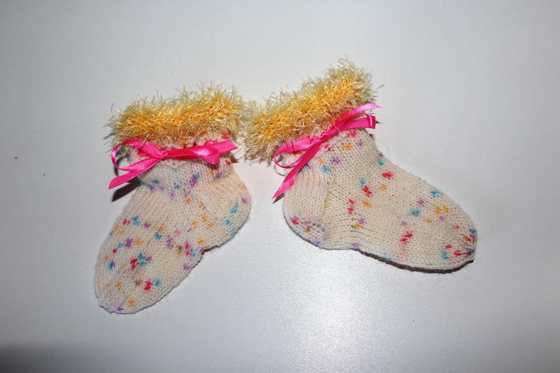 Strickanleitung Baby-Söckchen, Sohlenlänge ca. 10 cm aus Wollresten