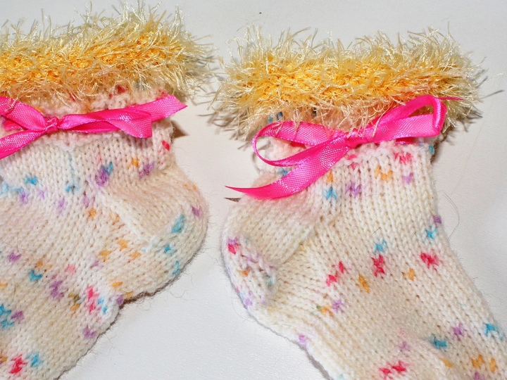 Strickanleitung Baby-Söckchen, Sohlenlänge ca. 10 cm aus Wollresten