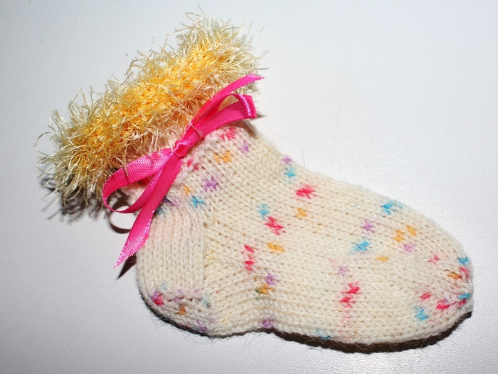 Strickanleitung Baby-Söckchen, Sohlenlänge ca. 10 cm aus Wollresten