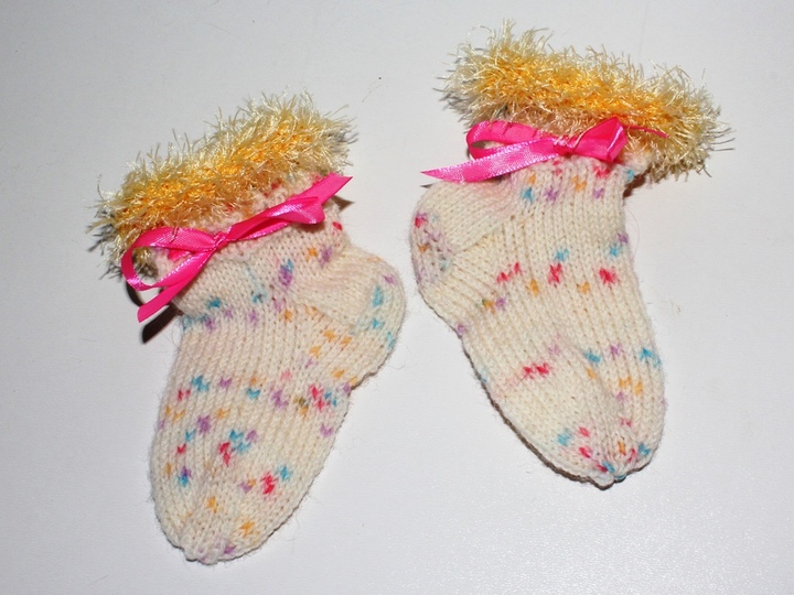 Strickanleitung Baby-Söckchen, Sohlenlänge ca. 10 cm aus Wollresten