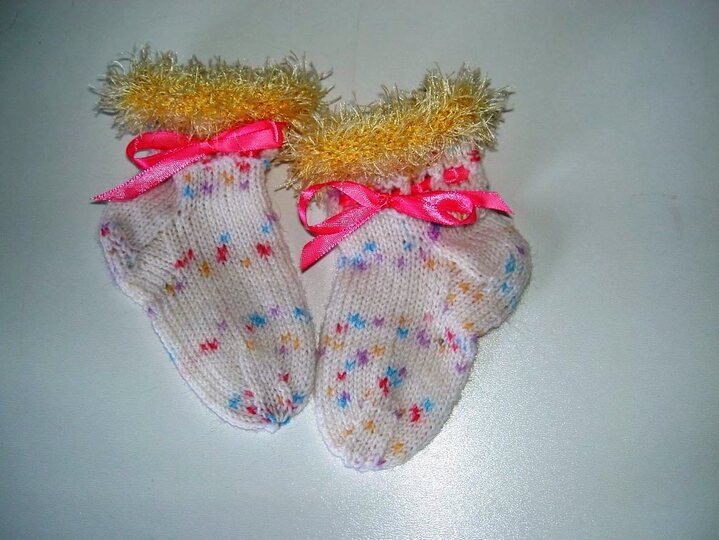 Strickanleitung Baby-Söckchen, Sohlenlänge ca. 10 cm aus Wollresten