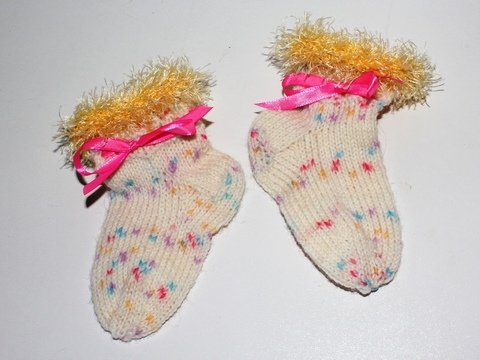 Strickanleitung Baby-Söckchen, Sohlenlänge ca. 10 cm aus Wollresten