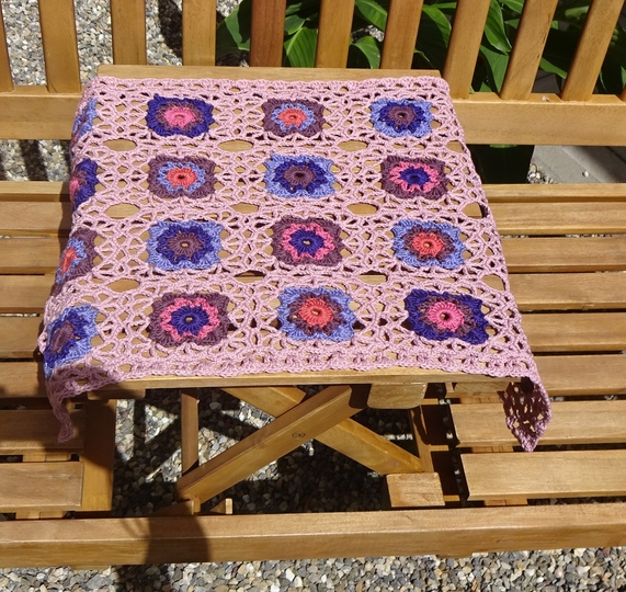 gehäkelte Tischdecke aus bunten Quadraten