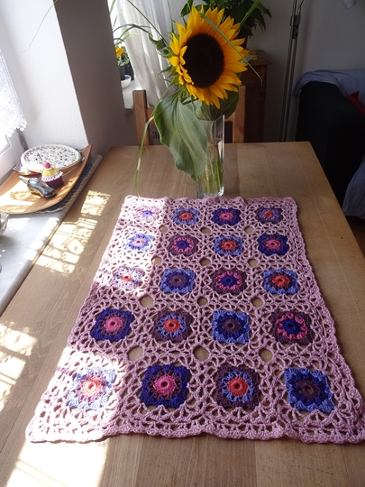 gehäkelte Tischdecke aus bunten Quadraten