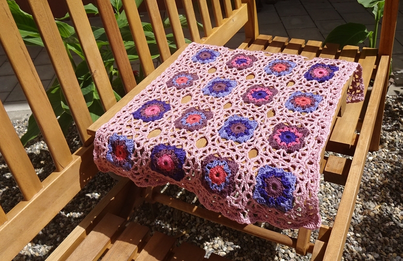 gehäkelte Tischdecke aus bunten Quadraten