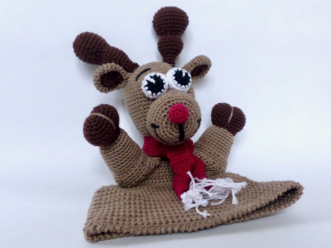 Gehäkelte Rentier-Handpuppe mit roter Nase und Schal