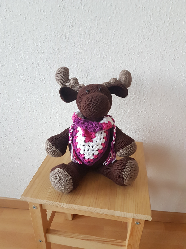Søren, the giant Moose with scarf, 30 cm high (English)