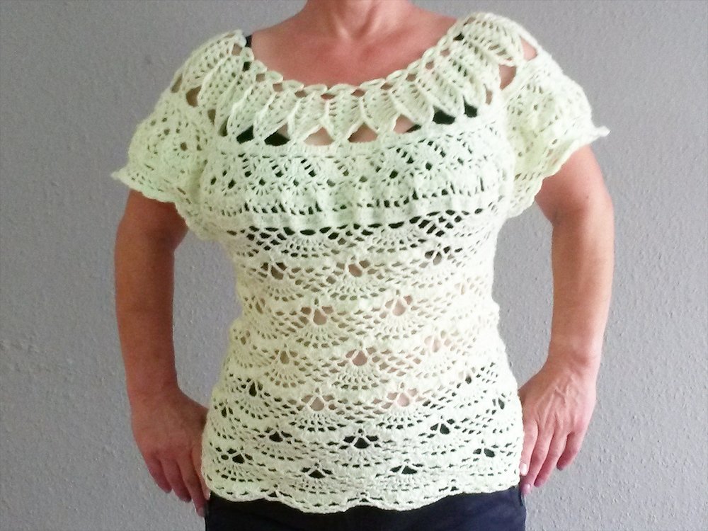 Cremefarbenes gehäkeltes Damen-Top mit kurzen Ärmeln und dekorativem Lochmuster.