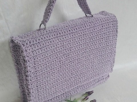 Häkelanleitung für eine süße Handtasche mit verstärktem Innenfutter