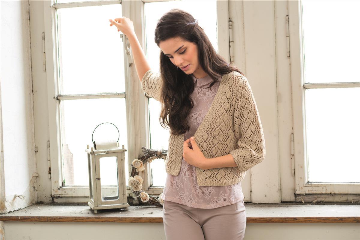 Gestricktes Kurzjäckchen mit filigranem Ajourmuster