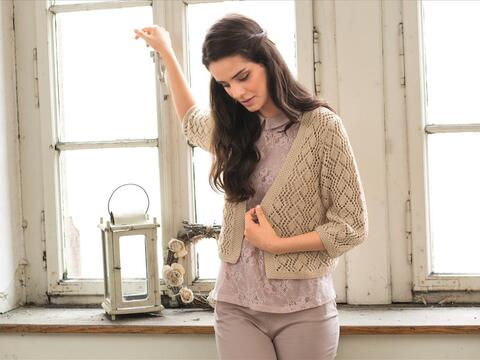 Gestricktes Kurzjäckchen mit filigranem Ajourmuster