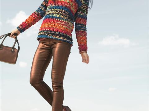 Gestrickter Lochmusterpulli mit Multicoloreffekt