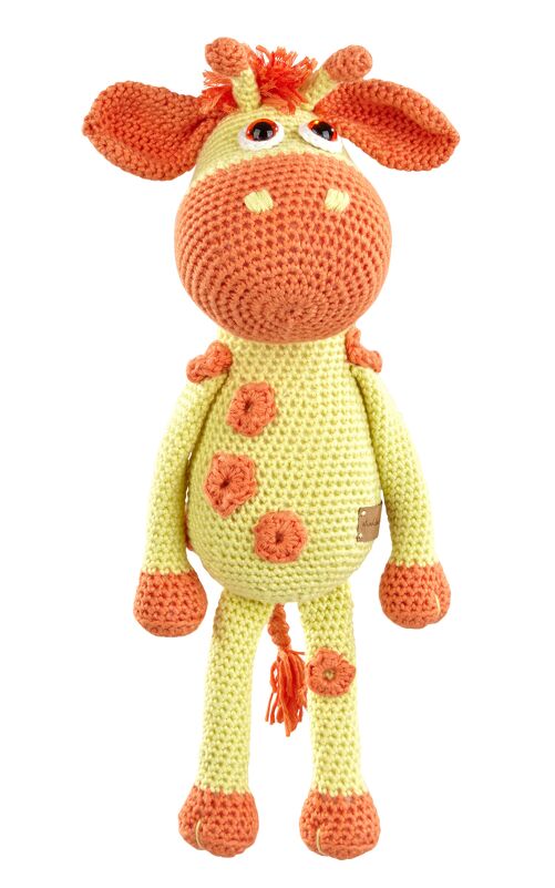 Gelb-orange gehäkelte Amigurumi-Giraffe stehend mit langen Beinen