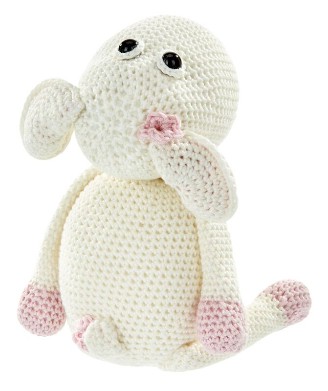 Gehäkeltes Amigurumi-Kuscheltier in Creme mit rosa Akzenten, sitzt