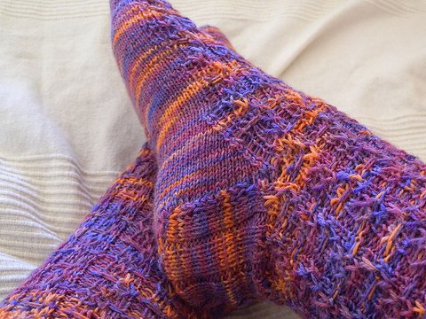 Strickanleitung für Socken aus handgefärbter Wolle