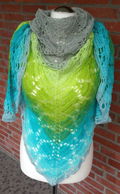 Muster-Dreieckstuch mit Loch- und Spitzenmustern in Grau, Grün und Türkis auf Schaufensterpuppe