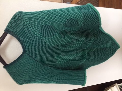 Gestrickter Poncho mit Totenkopf im Schattenstrick