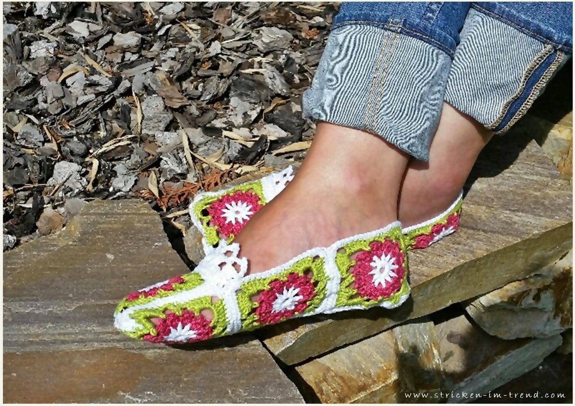 Ballerinas aus Granny‑Squares in Pink, Grün und Weiß zu hochgekrempelten Jeans