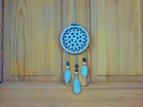 gehäkelter Traumfänger in silbergrau