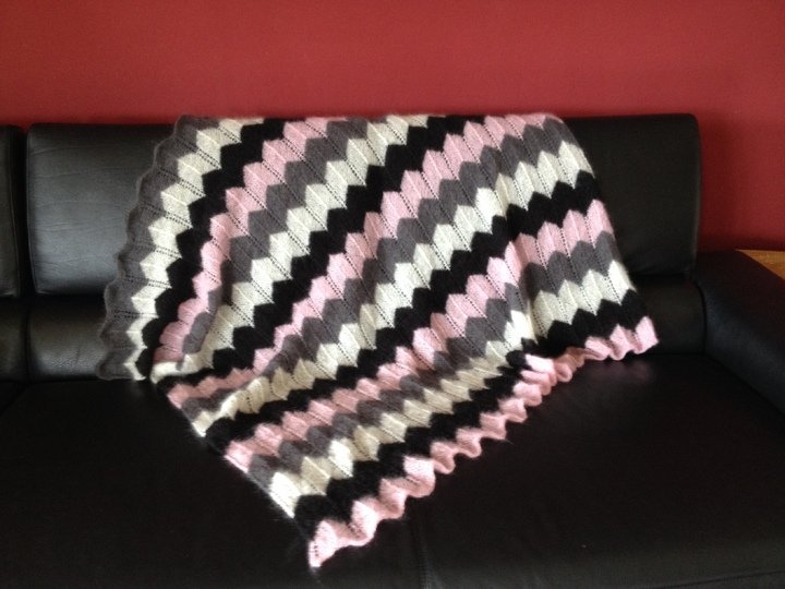 superleichte flauschige Decke / Plaid im Wellenmuster