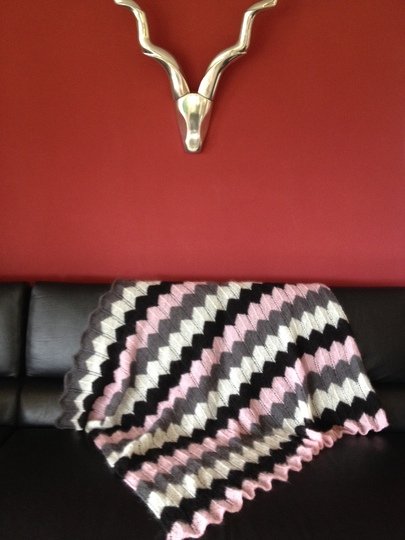 superleichte flauschige Decke / Plaid im Wellenmuster