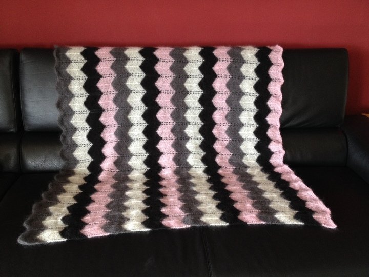 superleichte flauschige Decke / Plaid im Wellenmuster