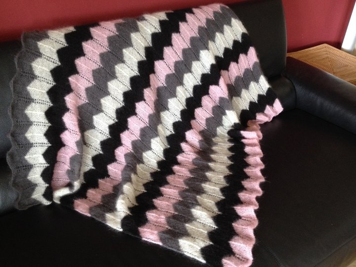 superleichte flauschige Decke / Plaid im Wellenmuster