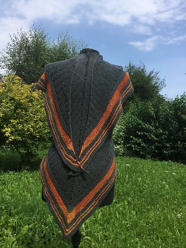 Dreieckstuch auf Schneiderpuppe, dunkelgrau mit orange-gelben Streifen und Mittelzopf