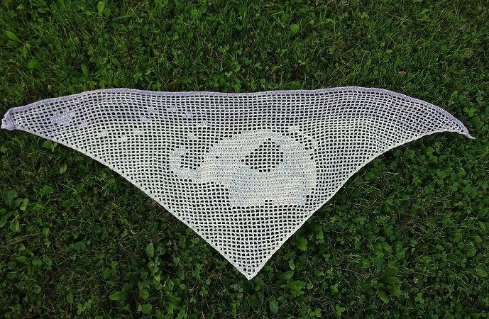 weißes gehäkeltes Dreieckstuch in Filettechnik mit Elefantenmotiv auf Gras