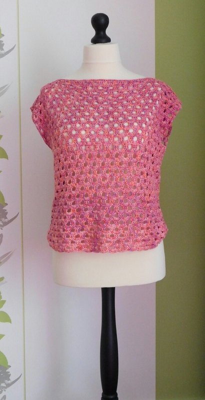 Rosa gehäkeltes Damen‑Top mit Ajour‑Muster auf Schneiderpuppe