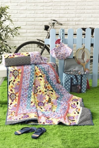 Genähte Picknickdecke, Kühltasche, Nackenrolle und Dosentransporter