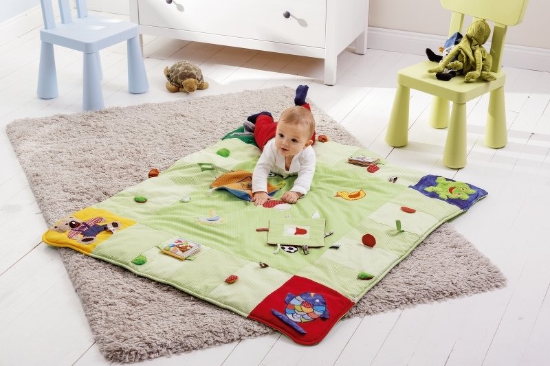 Genähte Baby-Erlebnisdecke mit Tierapplikationen