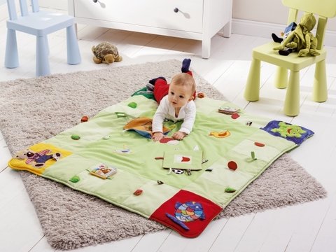 Genähte Baby-Erlebnisdecke mit Tierapplikationen