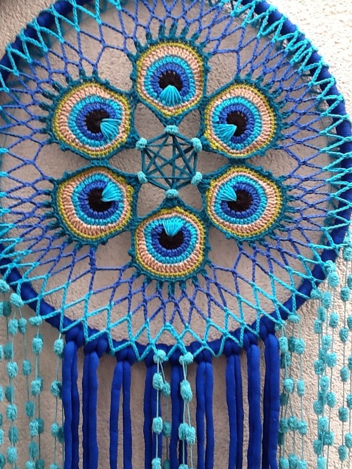 Blauer gehäkelter Traumfänger mit sechs kreisförmigen Mandala-Motiven und langen Fransen