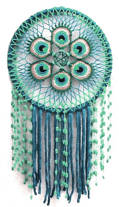 Gehäkelter runder Traumfänger in Türkis und Hellgrün mit Pfauenaugen-Mandalas, Sternmotiv und langen Quasten.