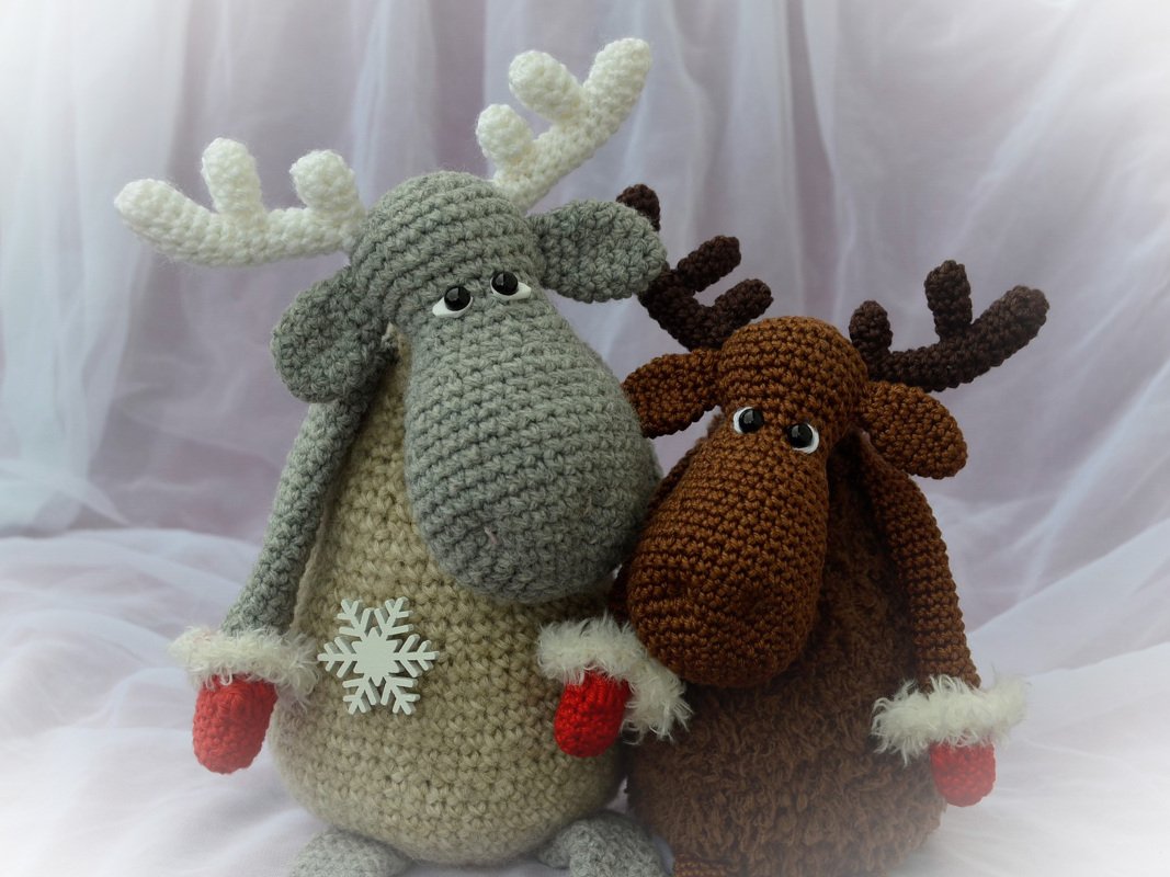 Großer oder kleiner Elch Weihnachtselch mit Handschuhen, Stiefel und Schal Rentier Kantenhocker Weihnachten Deko - Bild 2