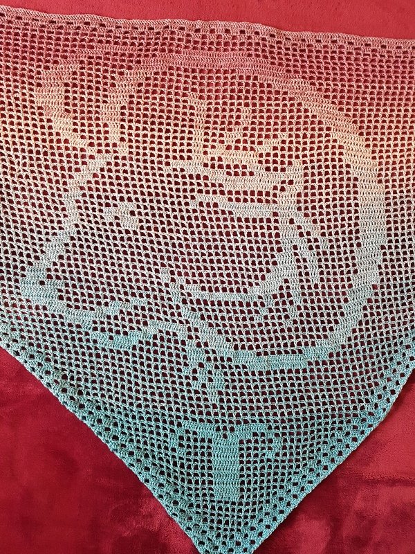 Filet-Häkel-Dreieckstuch mit stilisiertem Katzenkopf auf rotem Untergrund