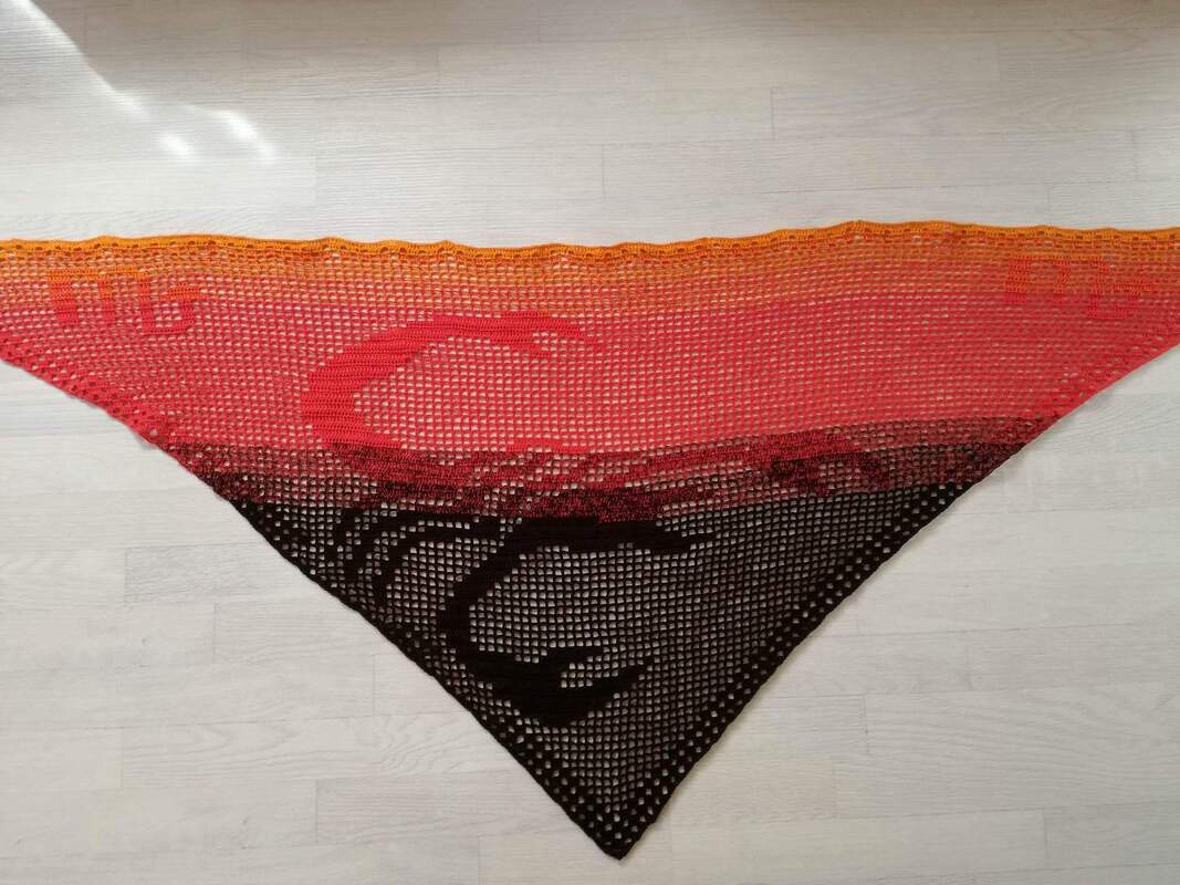 Gehäkeltes Dreieckstuch in Orange‑Rot‑Schwarz mit Skorpionmotiv