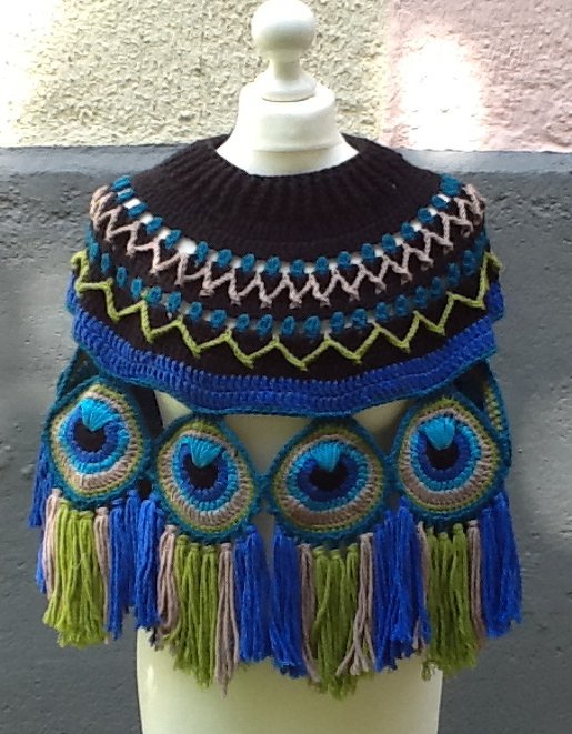 Gehäkelter Damenponcho mit runden Motiven und bunten Fransen in Blau, Grün, Beige und Schwarz