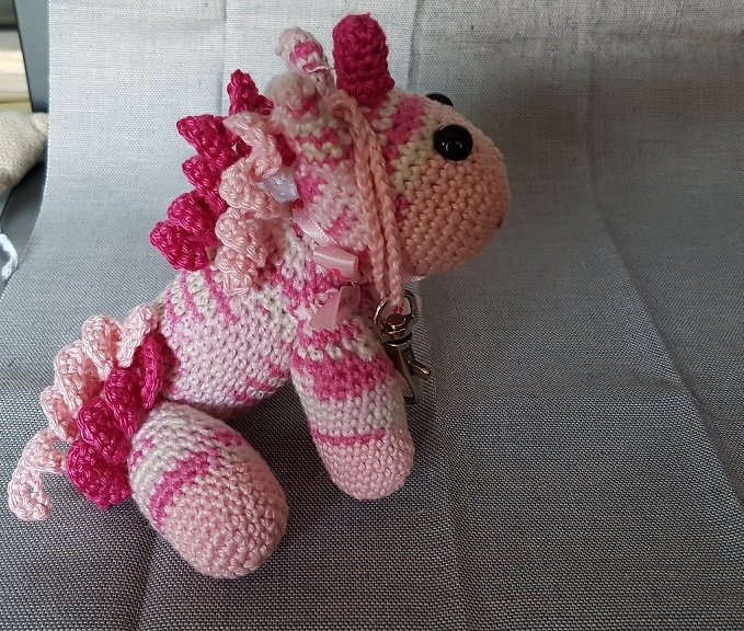 Gehäkeltes rosa Amigurumi-Einhorn mit Schlüsselring, Seitenansicht