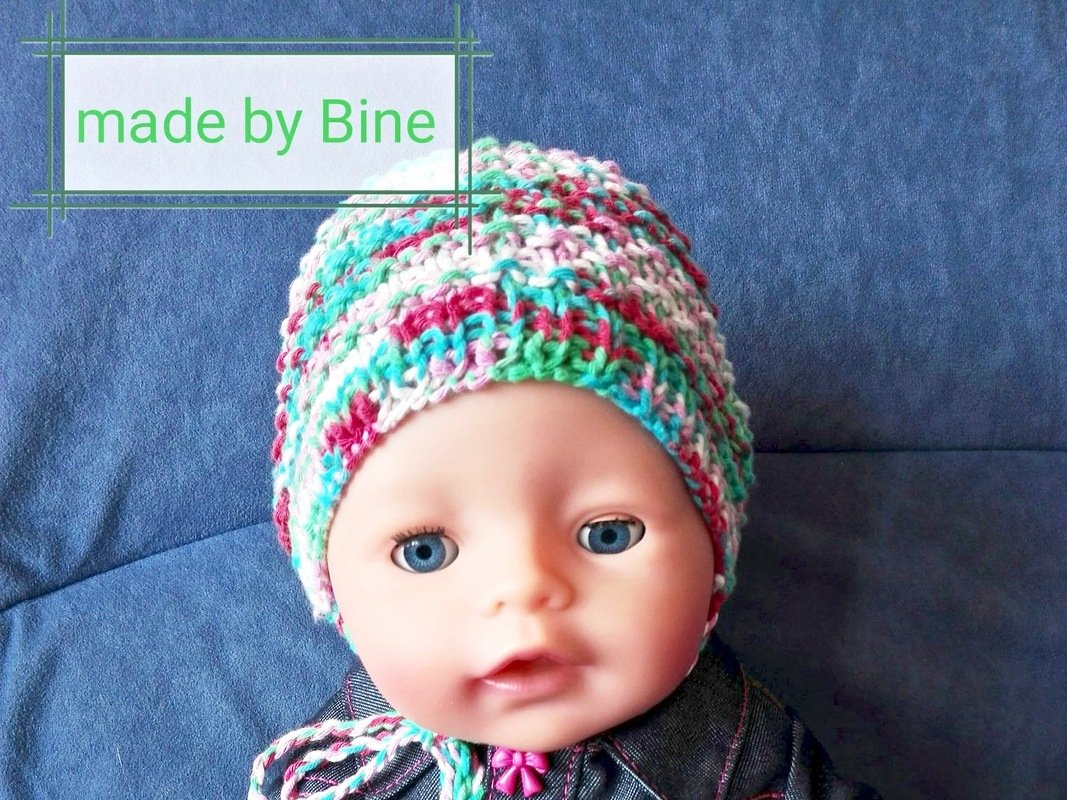 Babypuppe mit dicht gestrickter Mütze in Türkis, Rosa und Weiß