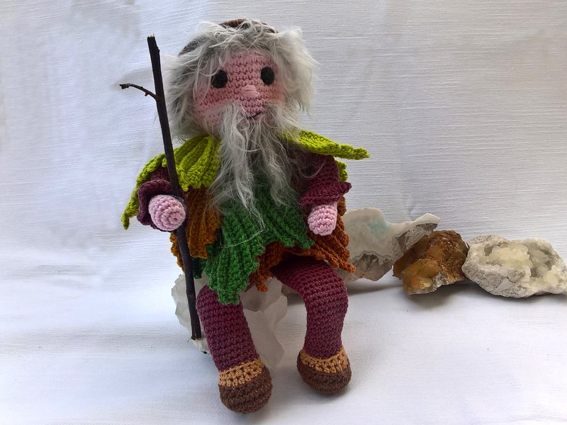 Gehäkelte Amigurumi-Figur eines älteren Charakters mit Bart und Stock