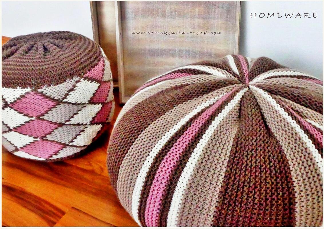 Nahaufnahme zweier runder gestrickter Kissen, rechts gestreift, links mit Rautenmuster, Farbtöne Beige, Braun, Rosa und Weiß