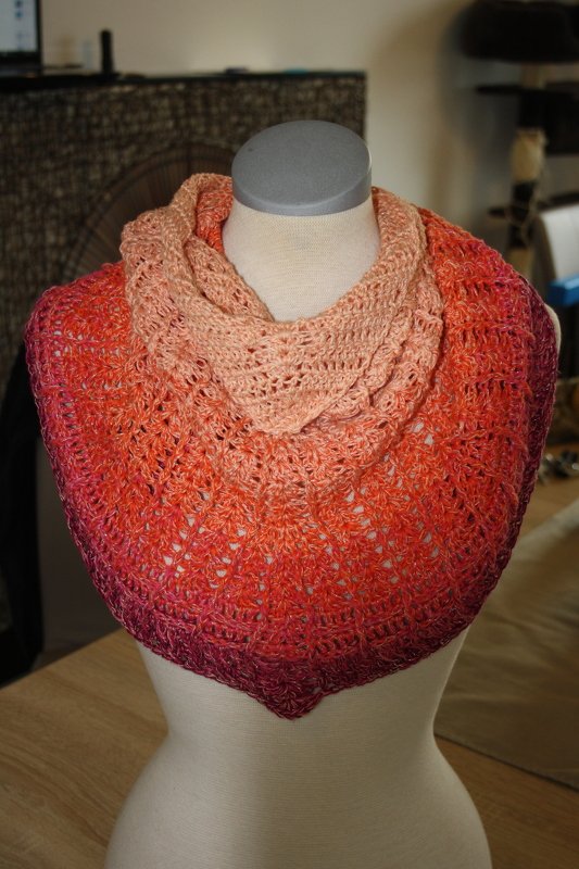 Detailansicht gehäkeltes Dreieckstuch mit Ajourmuster an Schaufensterpuppe