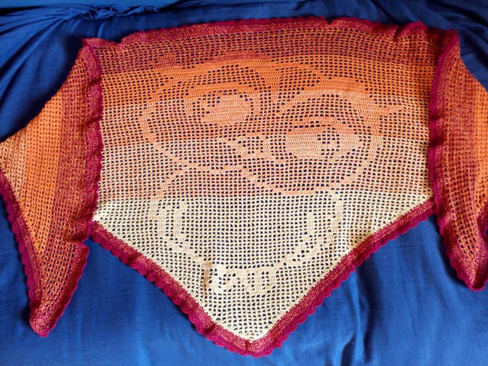 Gehäkeltes Dreieckstuch im Filetmuster mit Eulenmotiv, Farbverlauf Orange zu Creme und weinroter Borte