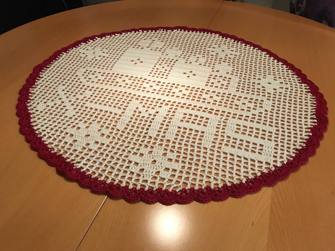 Rundes weißes Filet-Häkeldeckchen mit rotem Rand und Rentiermotiv