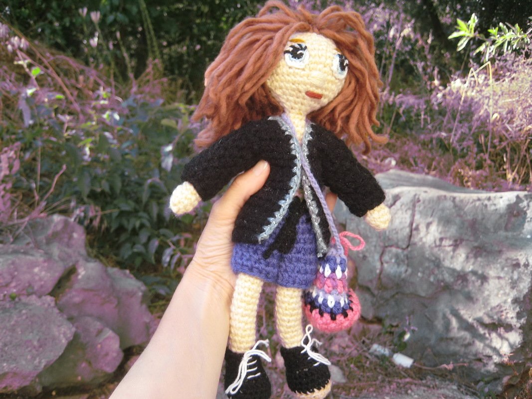Doll with changeable clothes - crochet pattern
