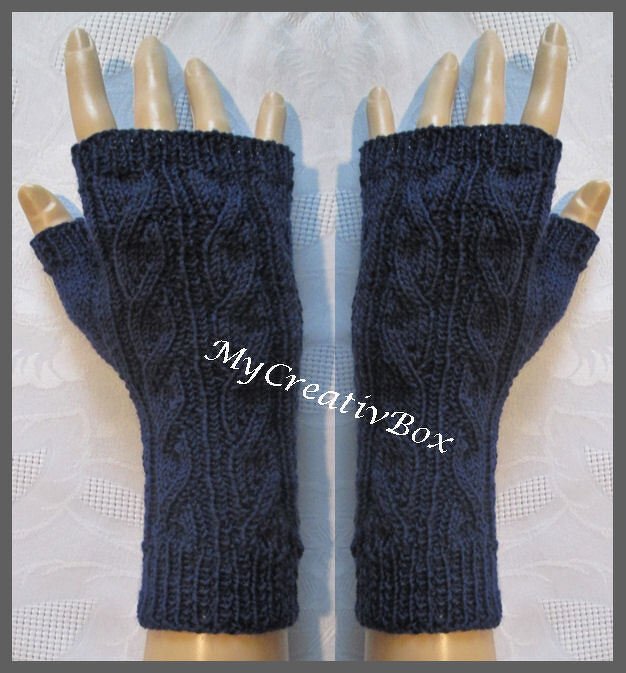 Zwei dunkelblaue, fingerlose Armstulpen mit Zopfmuster auf Handmodellen.