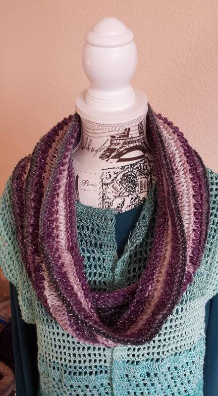 Loop-Schal mit violett-rosa Streifen und leichtem Glitzereffekt auf Schneiderpuppe